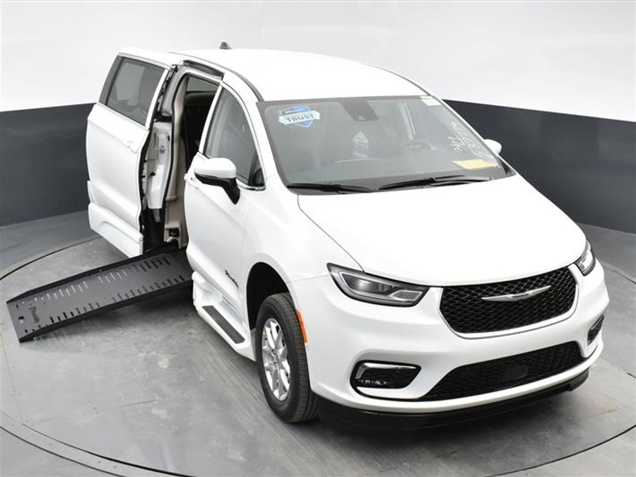 CERTIFIED PRE-OWNED 2024 Chrysler Pacifica Touring L