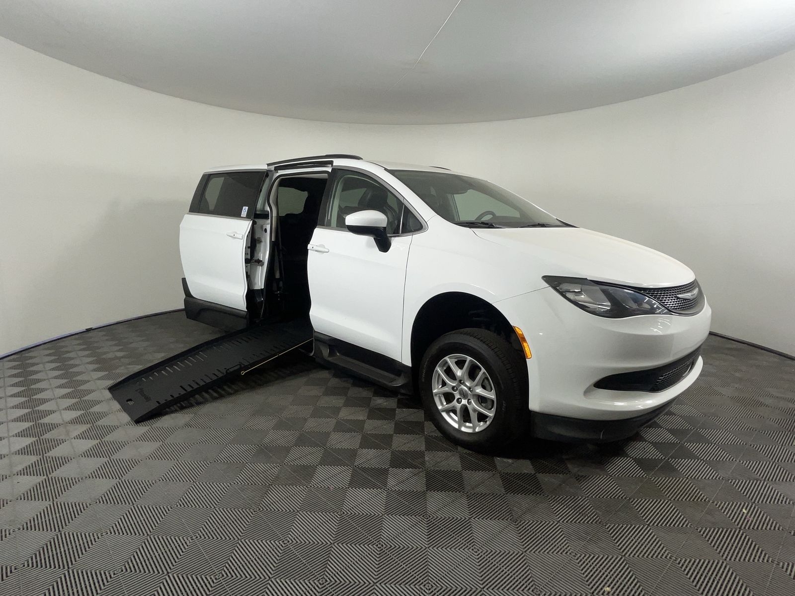 2021 Chrysler Voyager LXI's photo