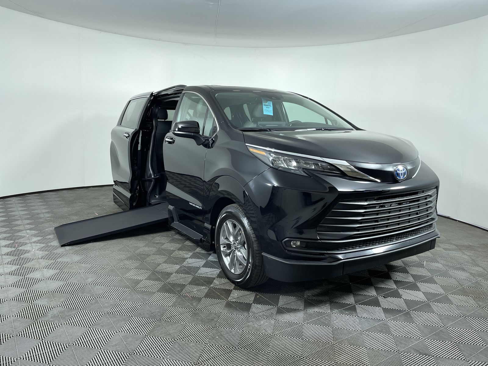 2025 Toyota Sienna XLE's photo