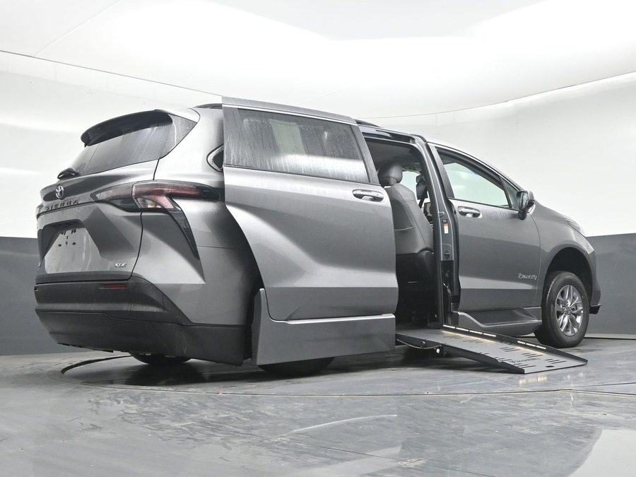 New 2026 Toyota Sienna XLE Base