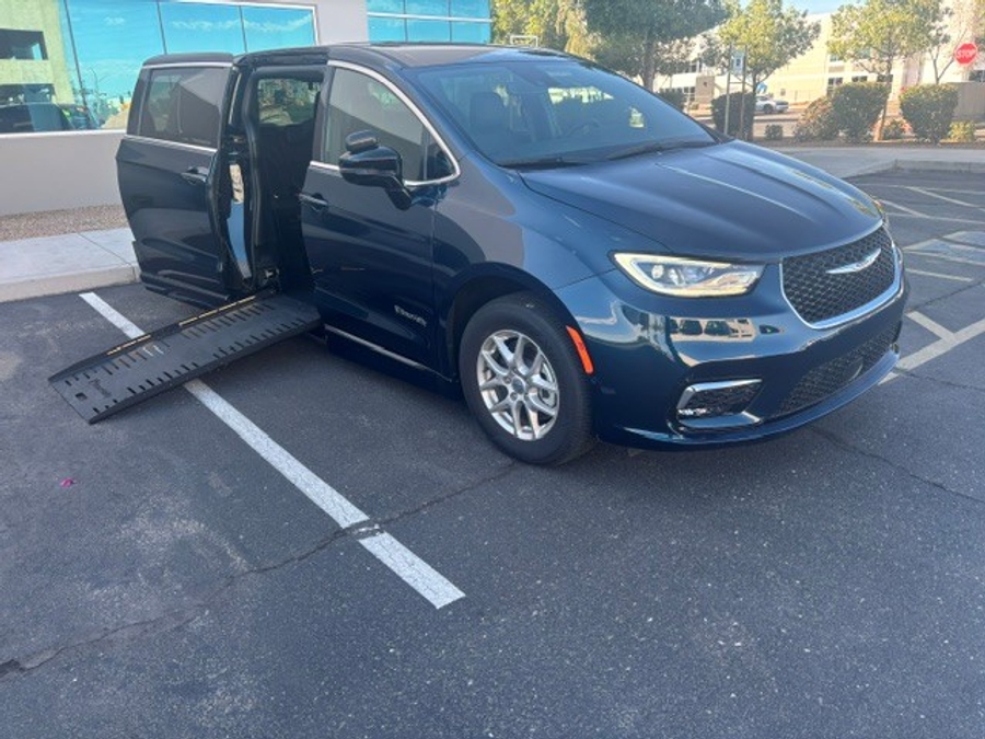 PRE OWNED 2025 Chrysler Pacifica Select