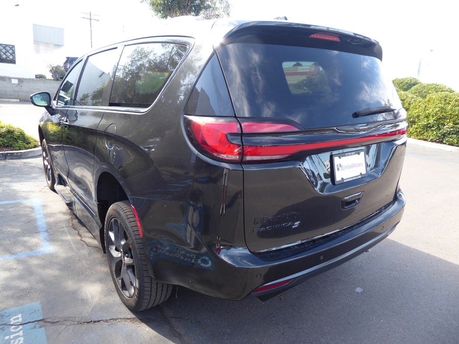 PRE OWNED 2023 Chrysler Pacifica Touring L