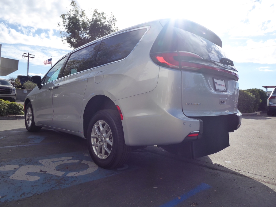 PRE OWNED 2024 Chrysler Pacifica Touring
