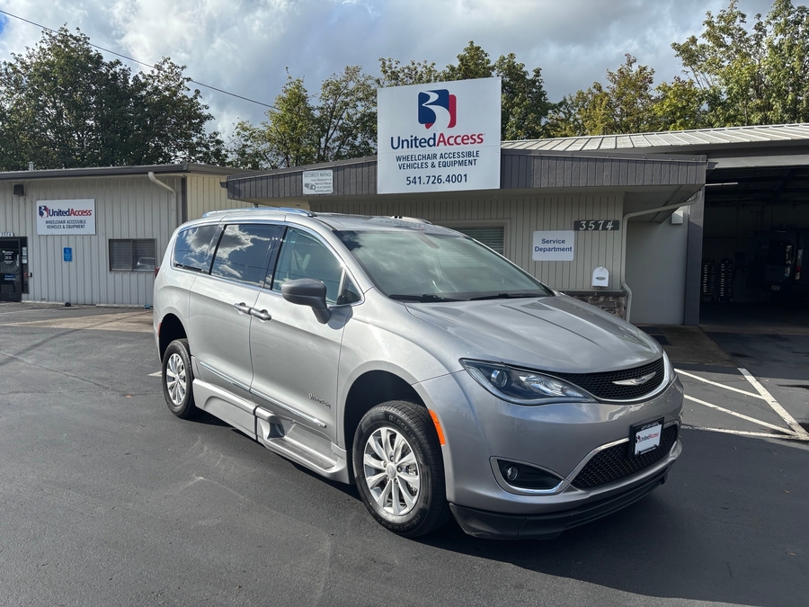 PRE OWNED 2018 Chrysler Pacifica Touring L