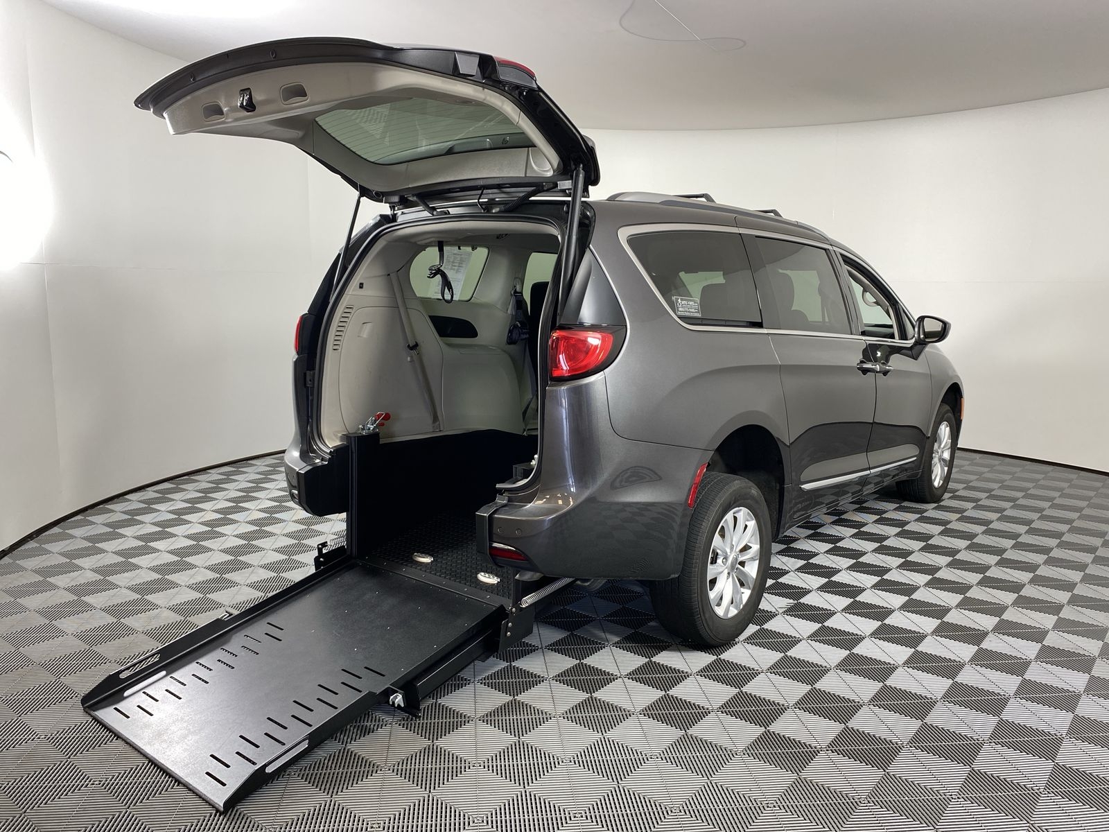 2019 Chrysler Pacifica Touring L's photo