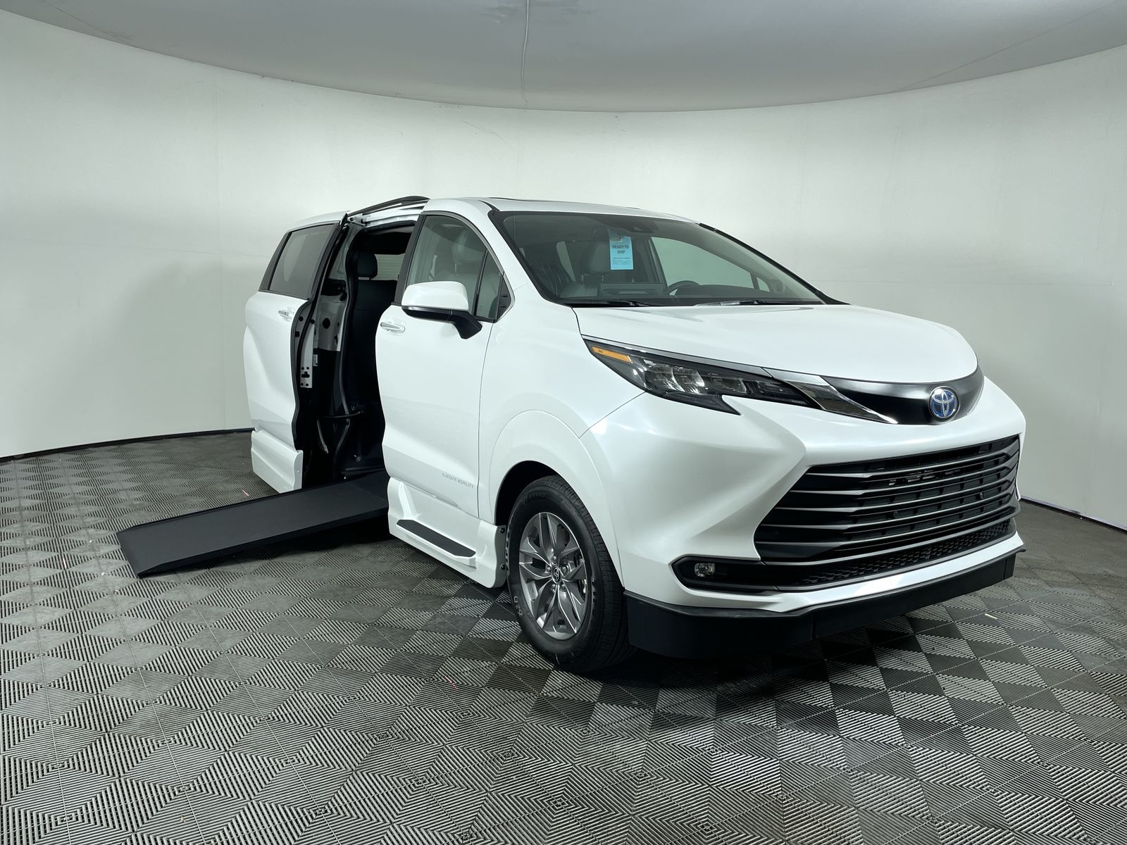 2025 Toyota Sienna XLE's photo
