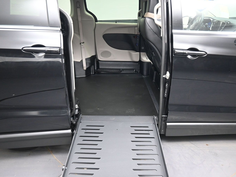 CERTIFIED PRE-OWNED 2024 Chrysler Pacifica Touring L
