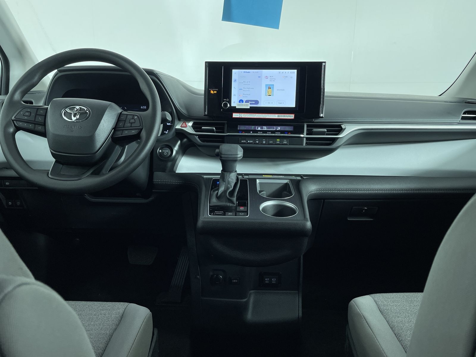 2025 Toyota Sienna LE - Photo 16