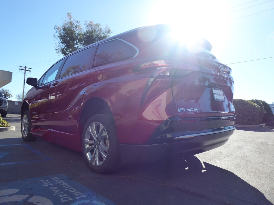 PRE OWNED 2024 Toyota Sienna Platinum