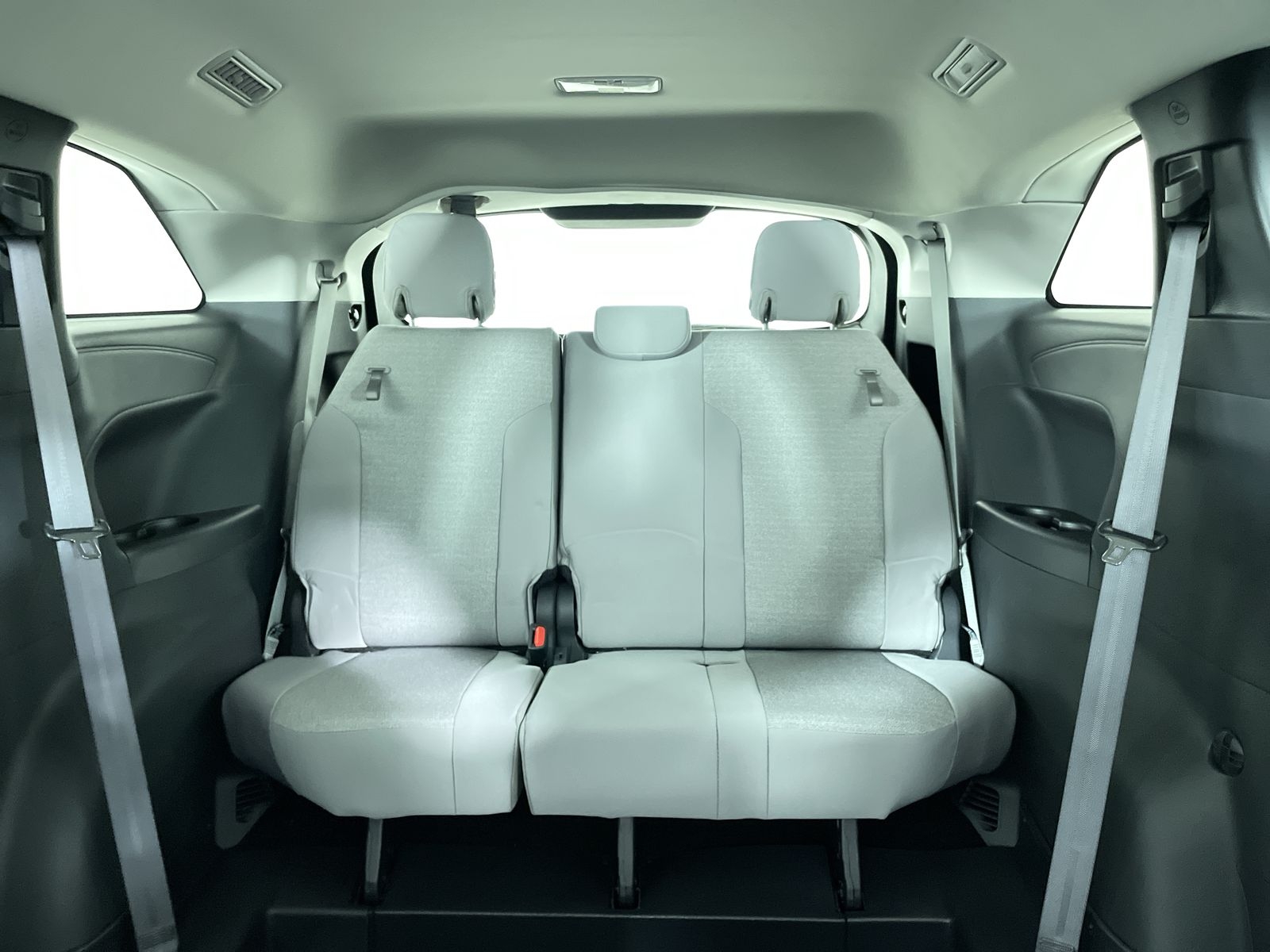 2025 Toyota Sienna LE - Photo 6