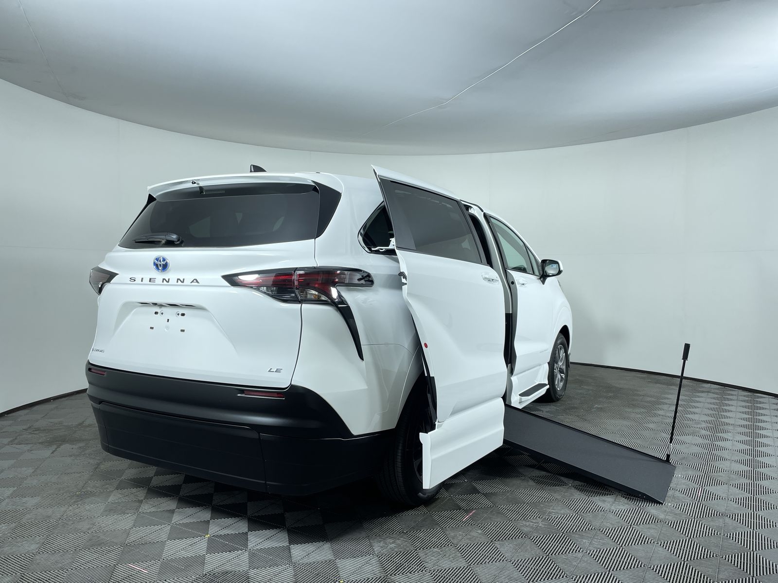 2025 Toyota Sienna LE - Photo 3