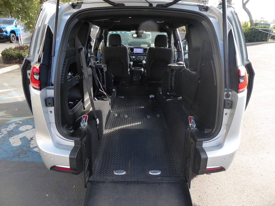 PRE OWNED 2024 Chrysler Pacifica Touring