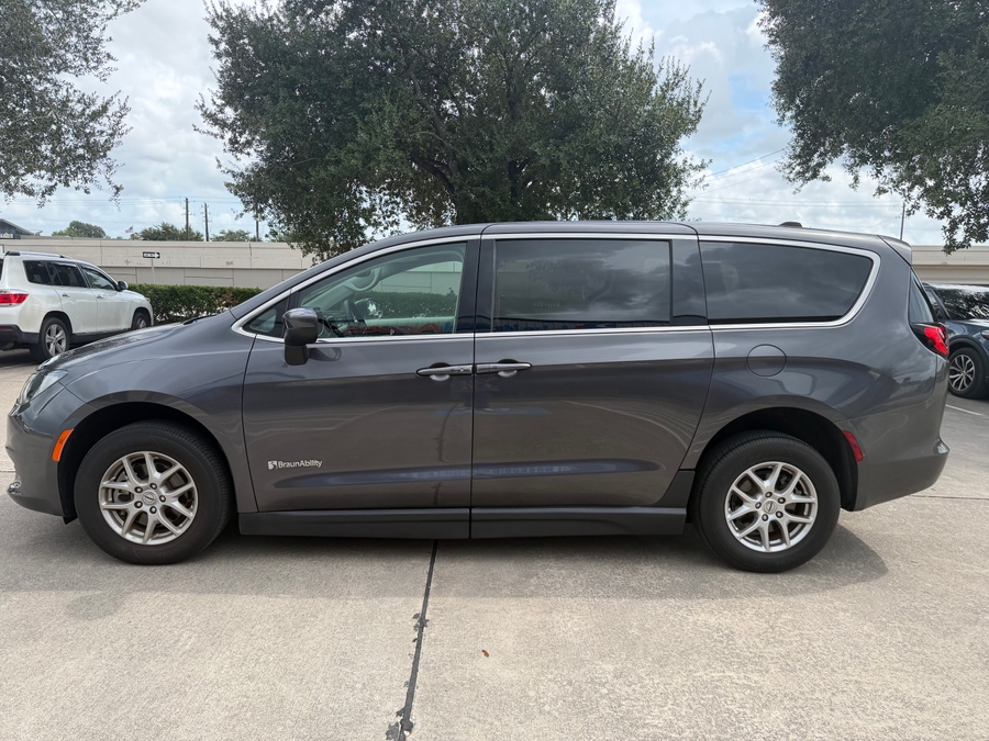 PRE OWNED 2023 Chrysler Voyager LX