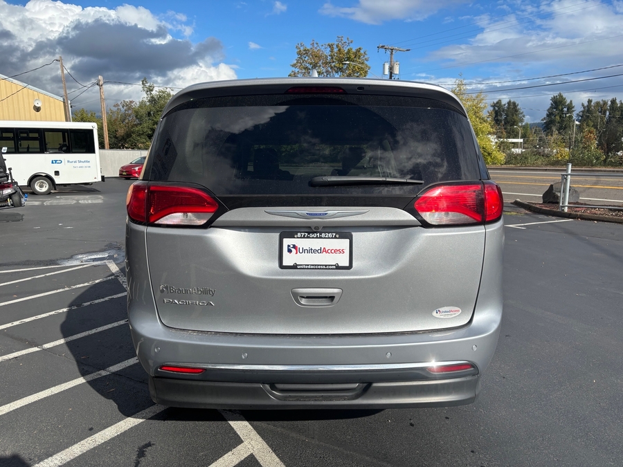 PRE OWNED 2018 Chrysler Pacifica Touring L