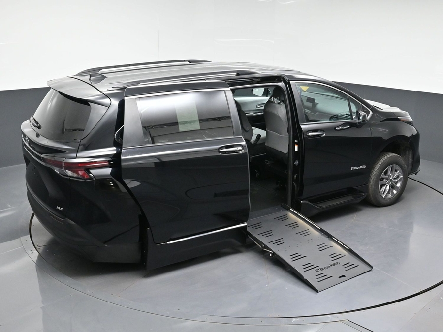 New 2026 Toyota Sienna XLE Base