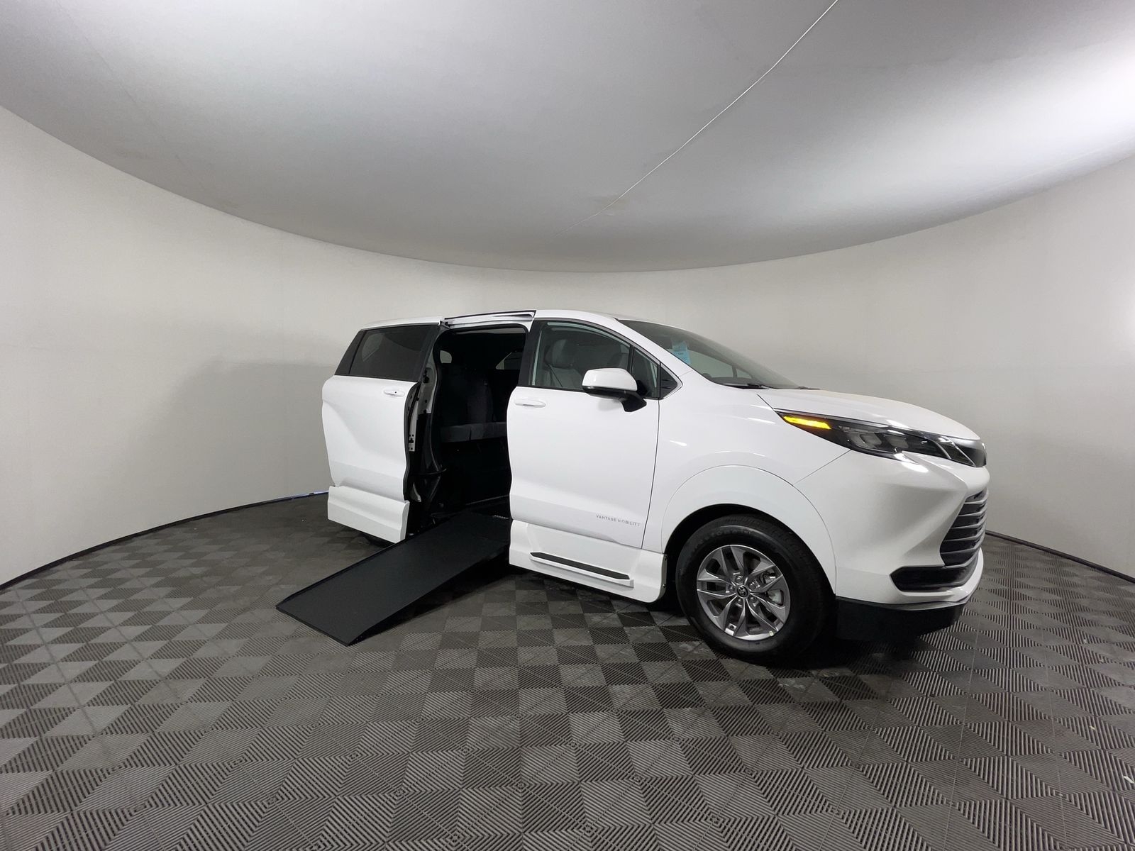2026 Toyota Sienna LE 8-Passenger Hybrid FWD's photo