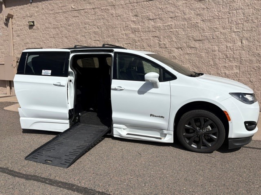 PRE OWNED 2019 Chrysler Pacifica Touring L Plus