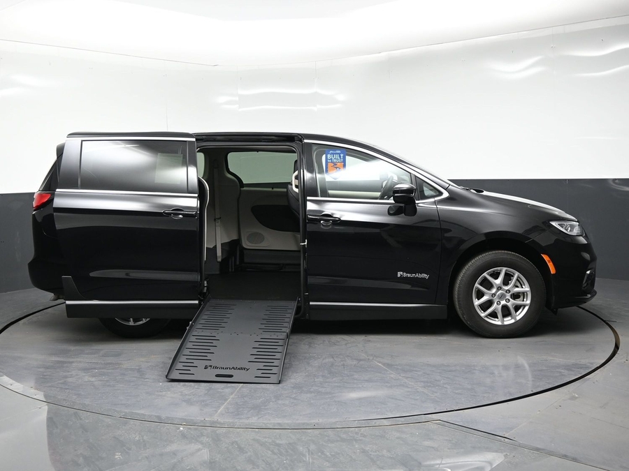CERTIFIED PRE-OWNED 2024 Chrysler Pacifica Touring L