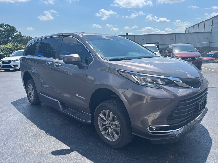 PRE OWNED 2022 Toyota Sienna XLE