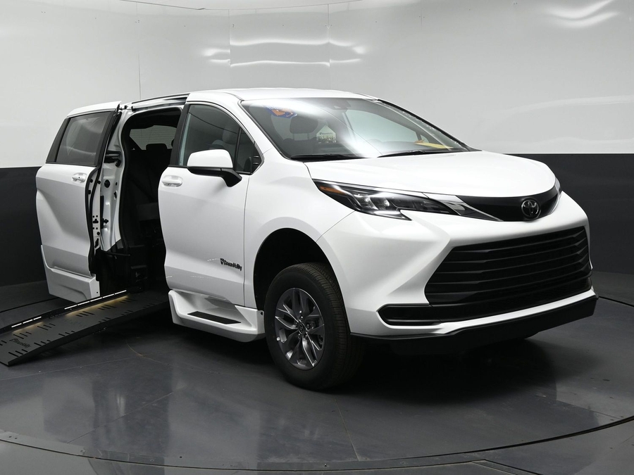 New 2026 Toyota Sienna LE