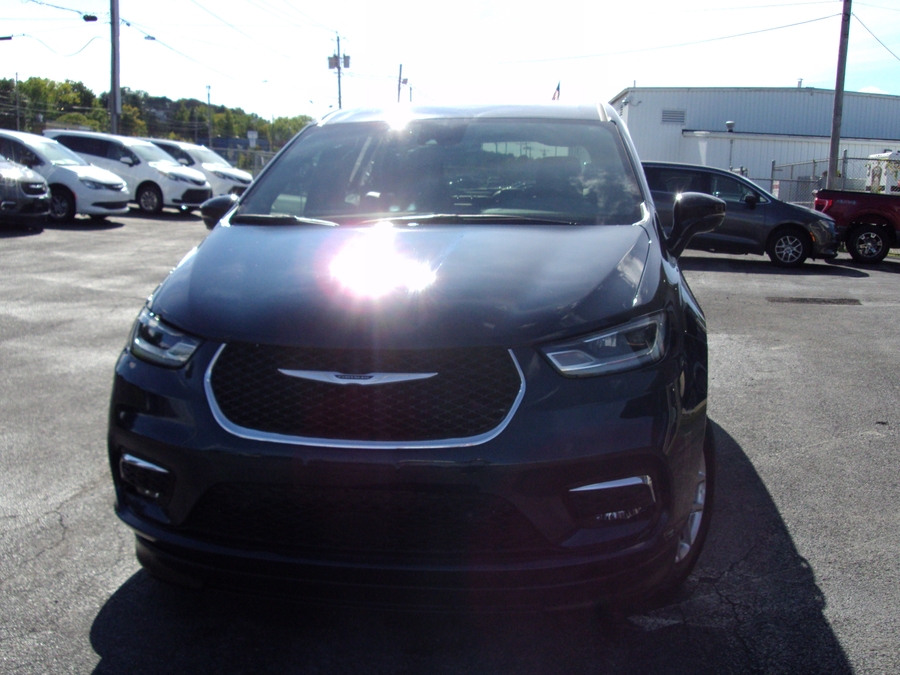 PRE OWNED 2025 Chrysler Pacifica Select