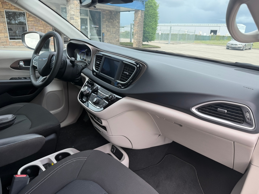 PRE OWNED 2023 Chrysler Voyager LX