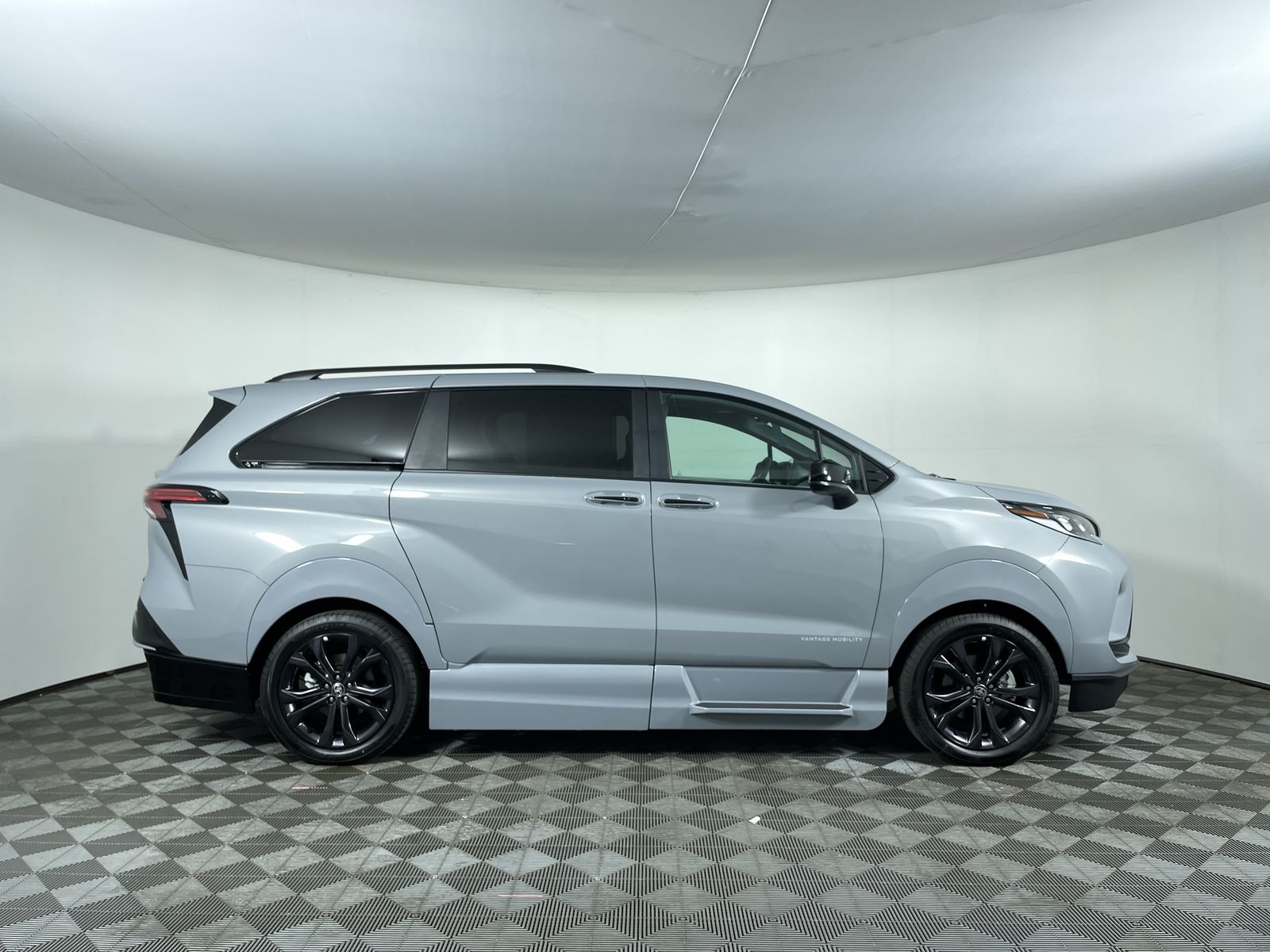2025 Toyota Sienna XSE - Photo 25