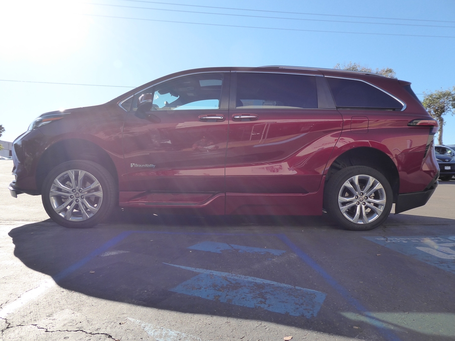 PRE OWNED 2024 Toyota Sienna Platinum