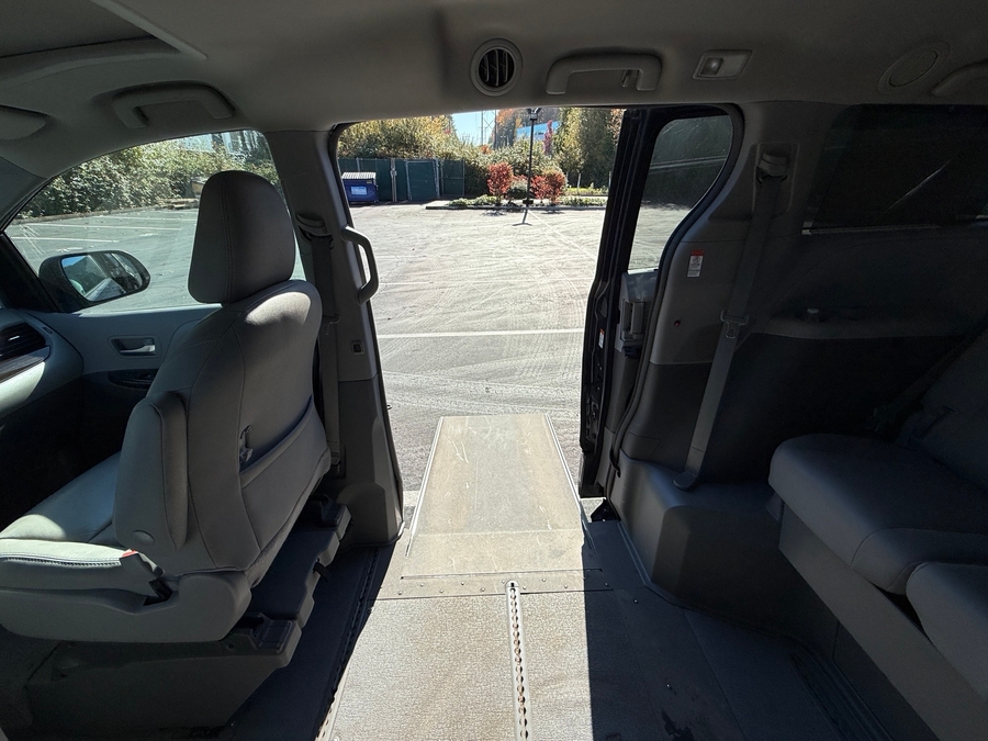 PRE OWNED 2018 Toyota Sienna XLE
