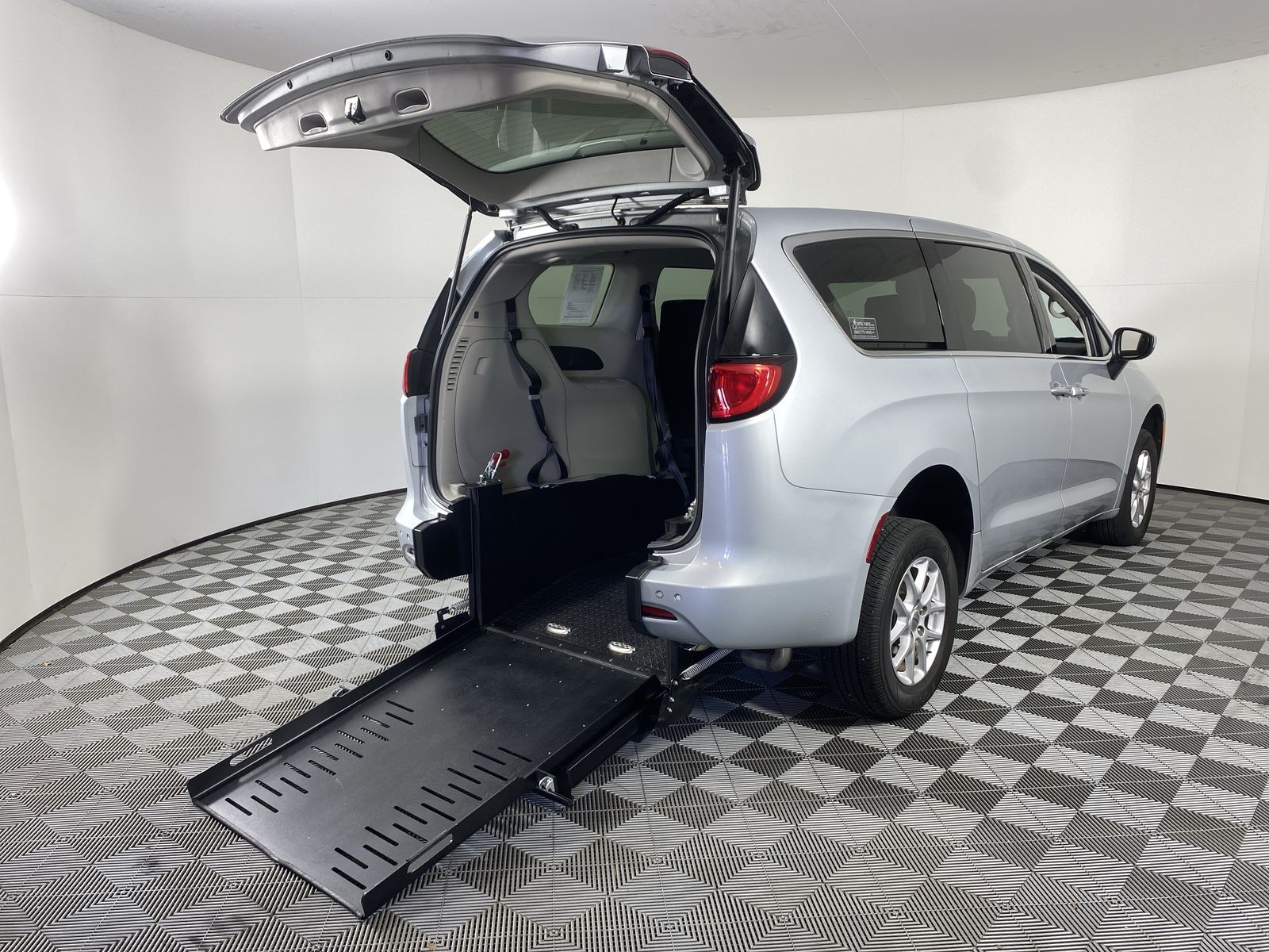 2022 Chrysler Voyager LX