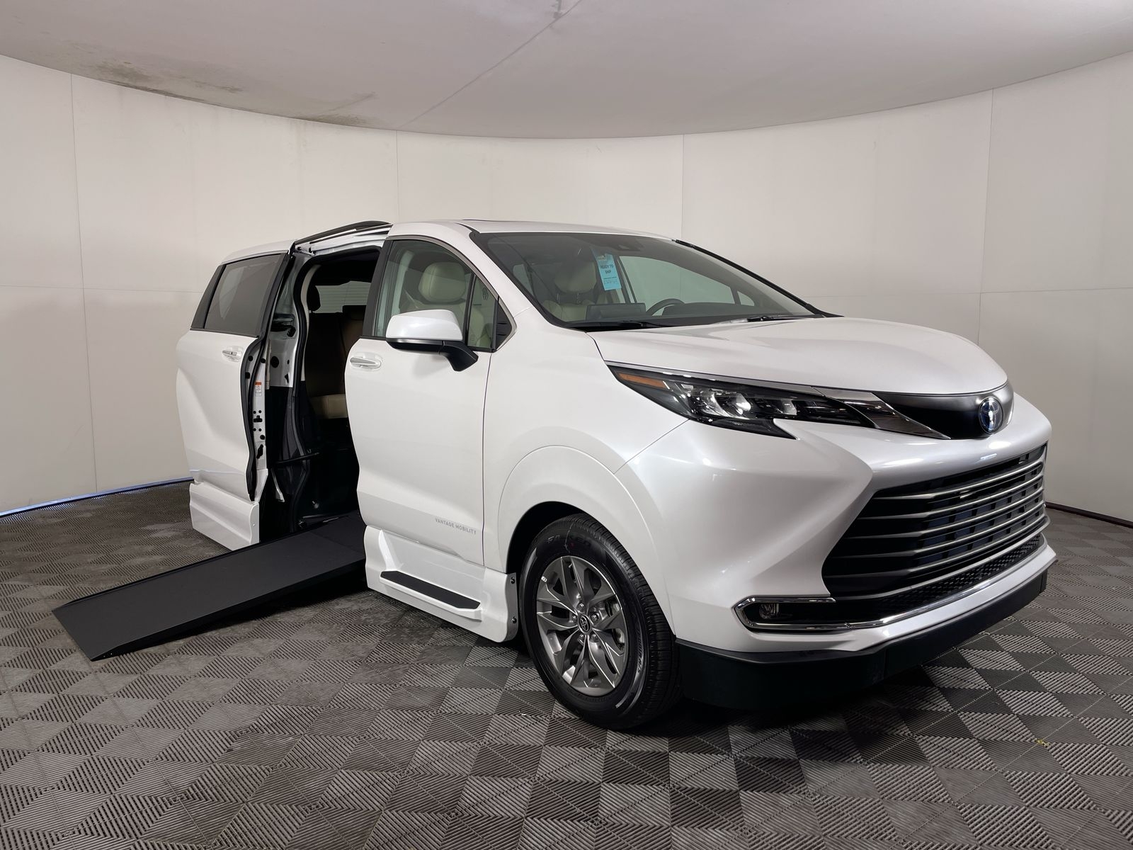 2024 Toyota Sienna XLE's photo