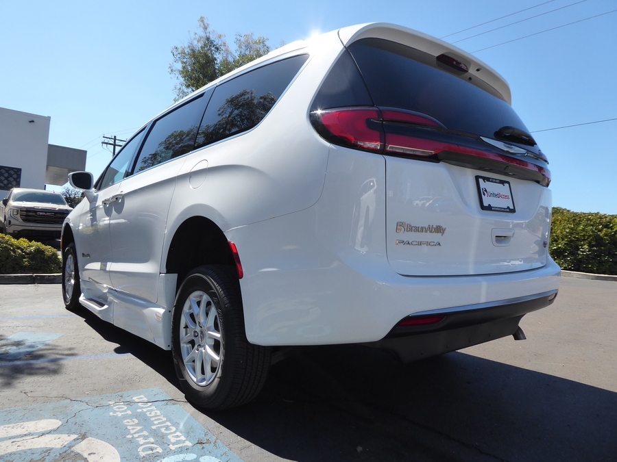 PRE OWNED 2022 Chrysler Pacifica Touring L