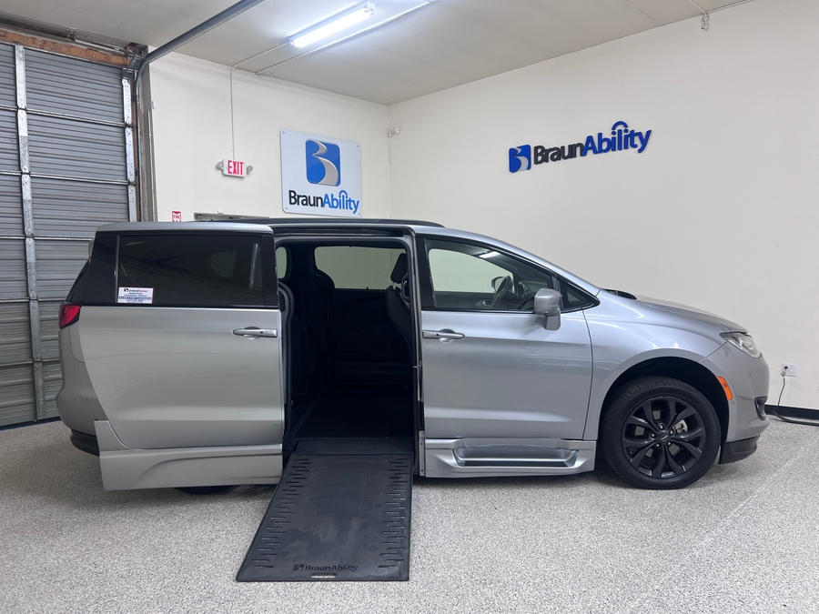 PRE OWNED 2020 Chrysler Pacifica Touring L