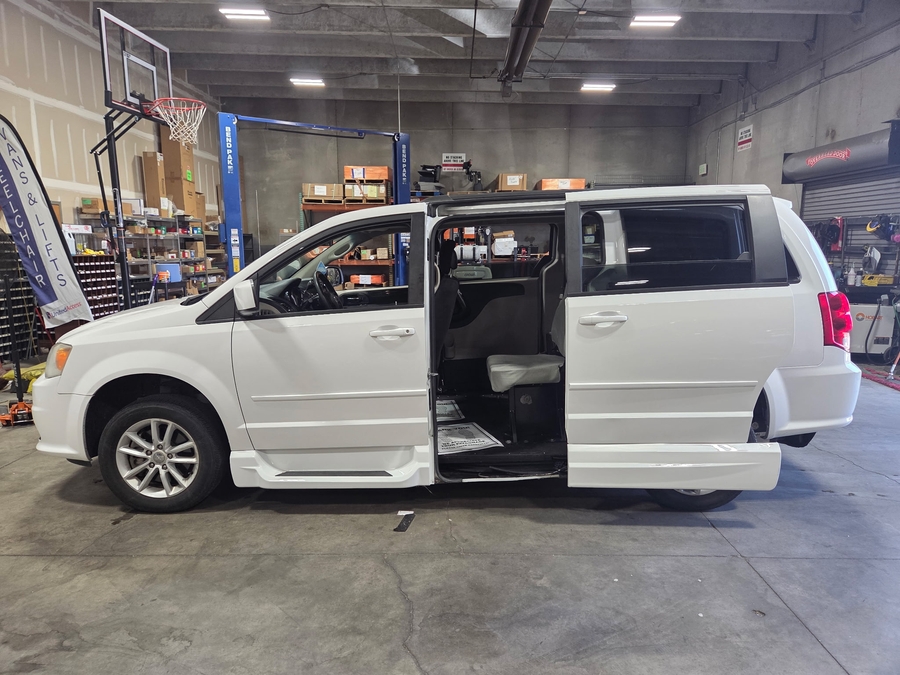 PRE OWNED 2014 Dodge Grand Caravan SXT