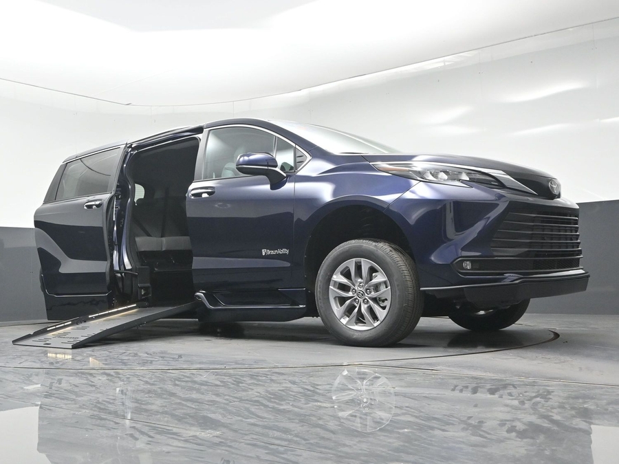 New 2026 Toyota Sienna XLE Base