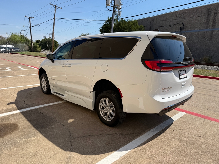 PRE OWNED 2025 Chrysler Pacifica Select Safety