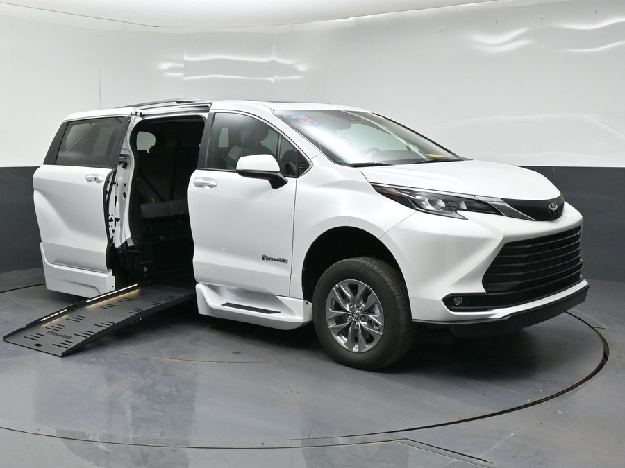 New 2026 Toyota Sienna XLE Base