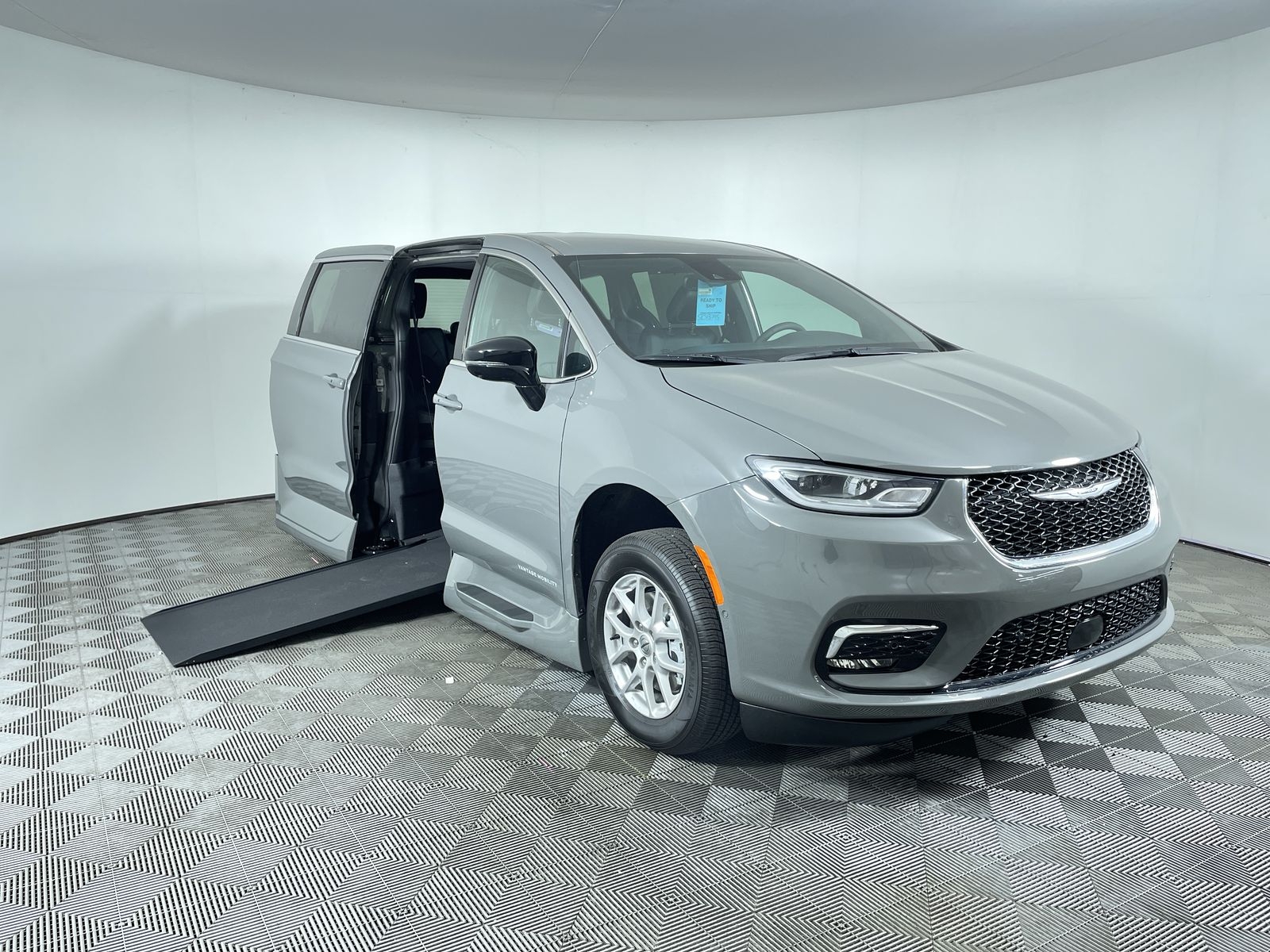 2025 Chrysler Pacifica Select's photo