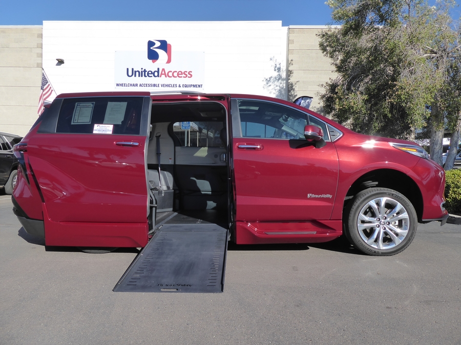 PRE OWNED 2024 Toyota Sienna Platinum