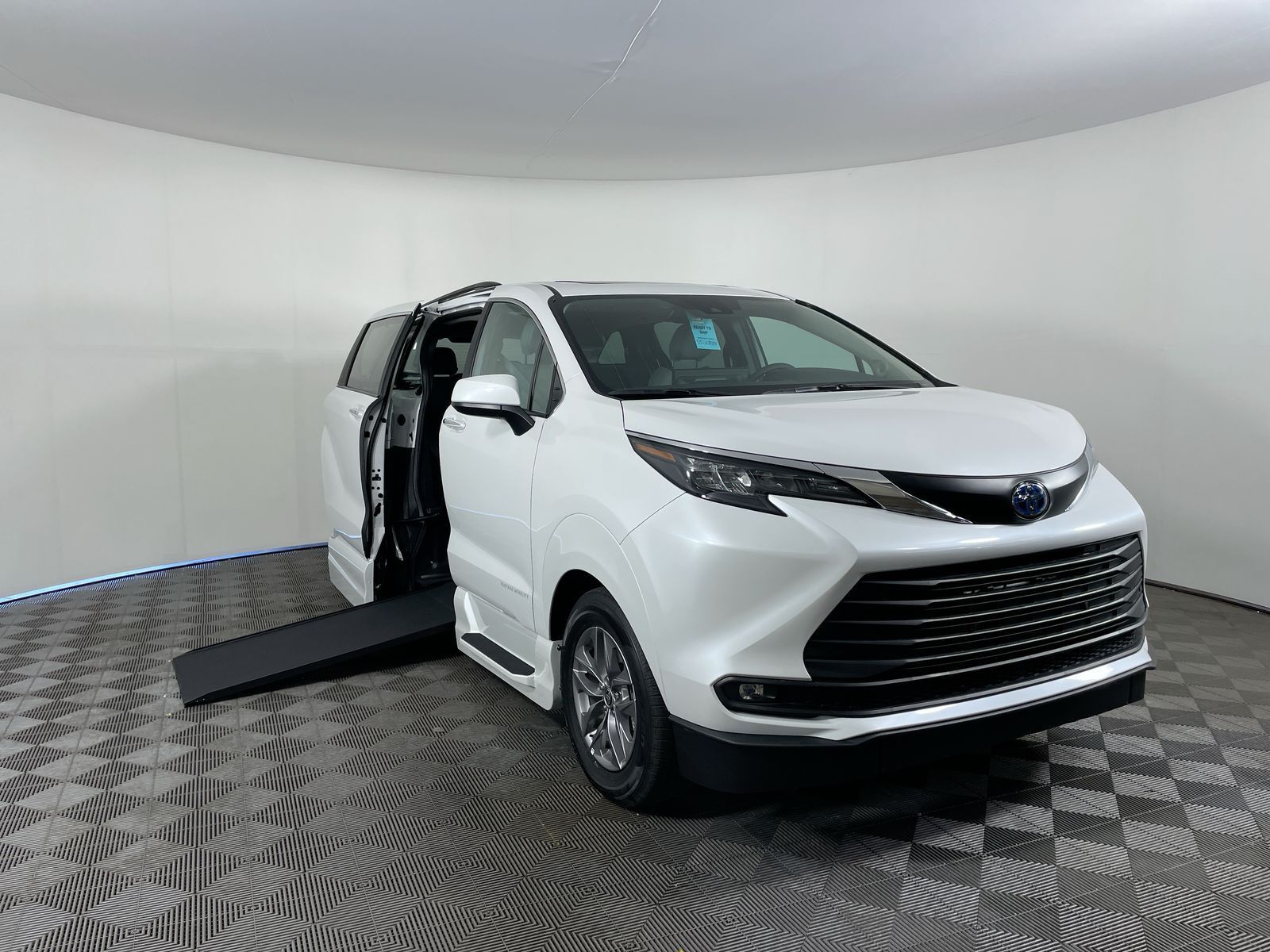 2025 Toyota Sienna XLE's photo