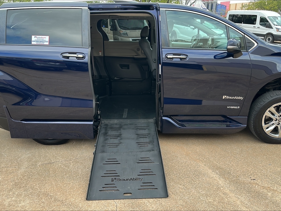 PRE OWNED 2021 Toyota Sienna Limited