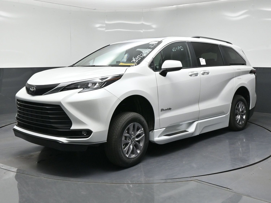 New 2026 Toyota Sienna XLE Base