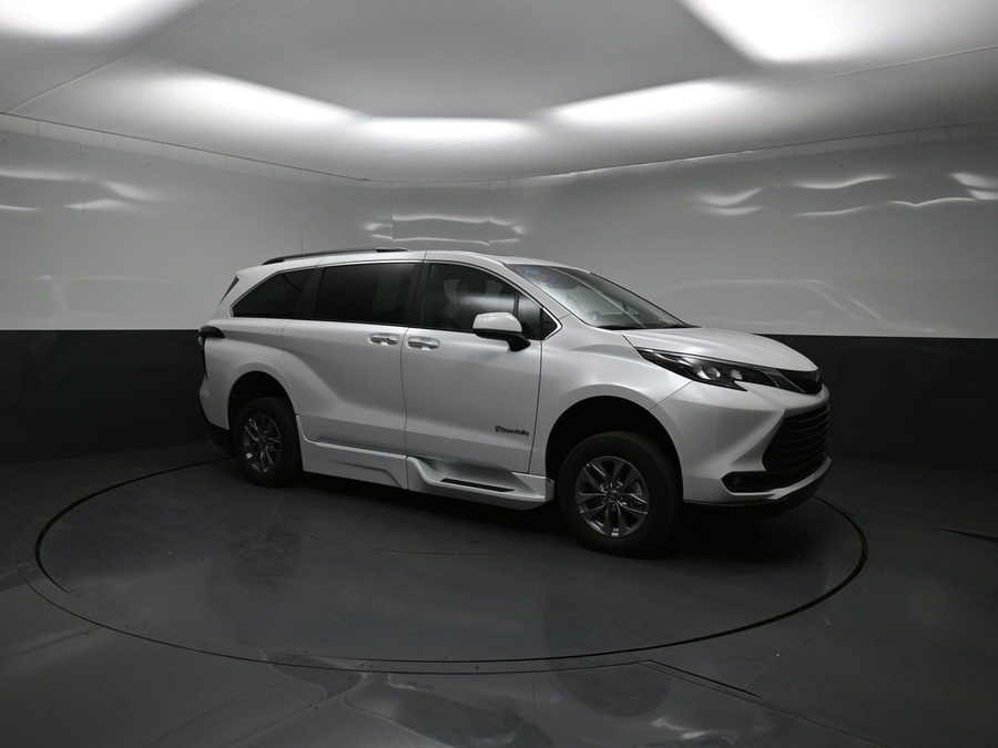 New 2026 Toyota Sienna XLE Base