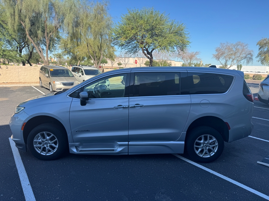 PRE OWNED 2023 Chrysler Pacifica Touring L