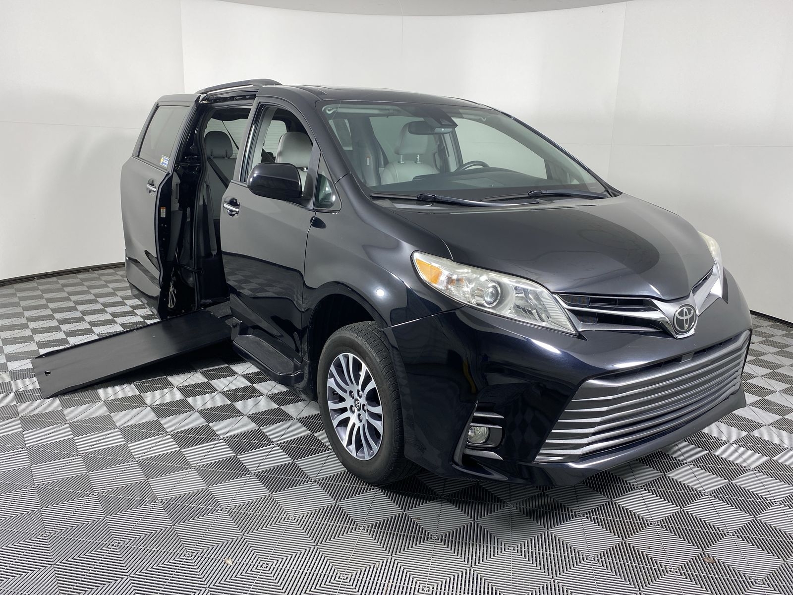 2018 Toyota Sienna XLE's photo