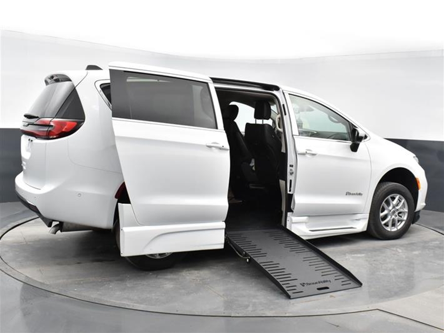 CERTIFIED PRE-OWNED 2024 Chrysler Pacifica Touring L