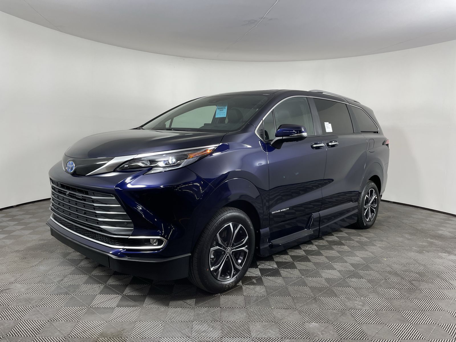 2025 Toyota Sienna Platinum - Photo 30