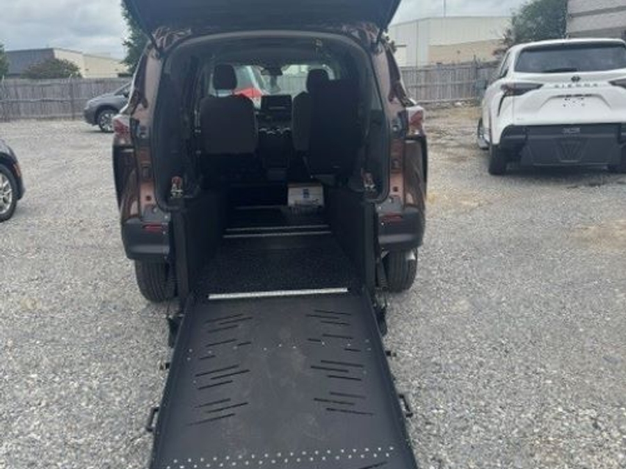 PRE OWNED 2024 Toyota Sienna LE
