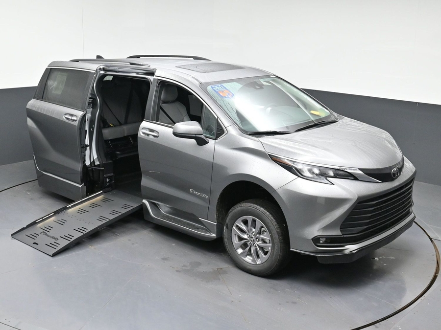 New 2026 Toyota Sienna XLE Base