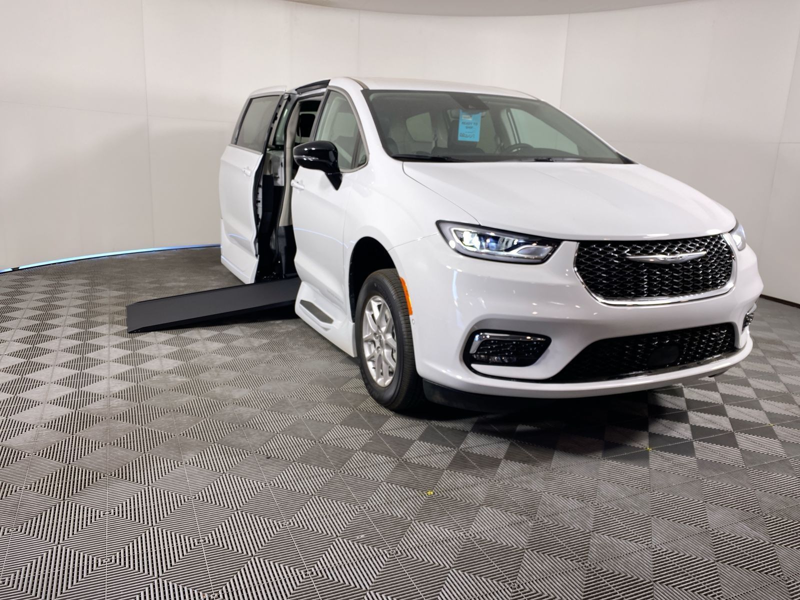 2024 Chrysler Pacifica Touring L's photo
